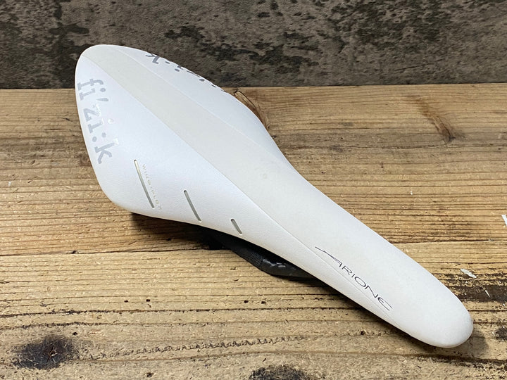 KJ059 フィジーク fizik アリオネ ARIONE R1 サドル 白 カーボンレール