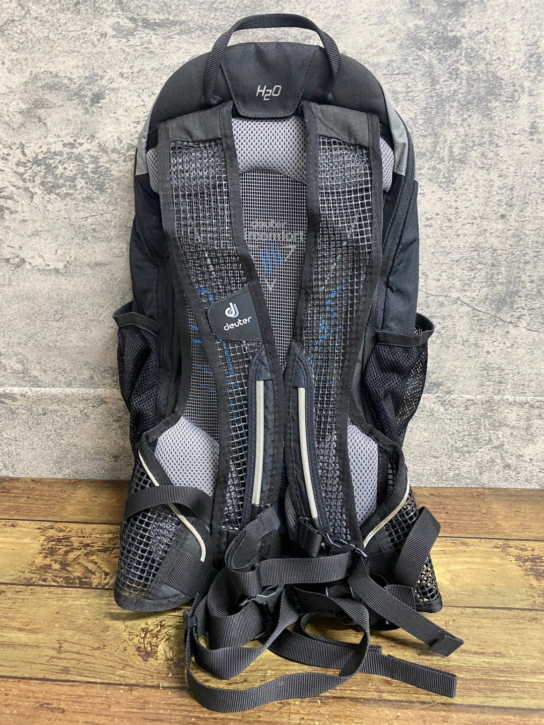 KB930 ドイター deuter race exp air バックパック 黒 ※たばこ臭あり