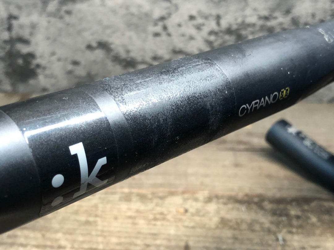JA702 フィジーク FIZIK CYRANO 00 BULL カーボン ドロップハンドル Φ31.8mm ブラケットC-C 420mm ※クランプ部凹み強のためジャンク