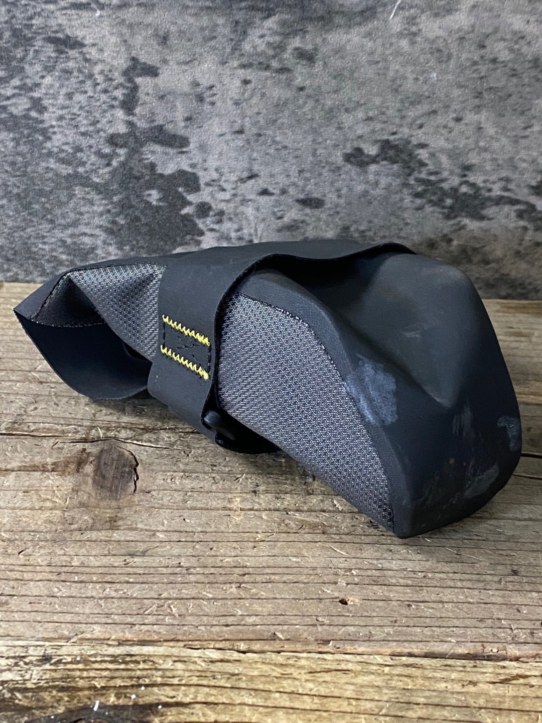 JV843 アピデュラ APIDURA サドルバッグ 黒 グレー