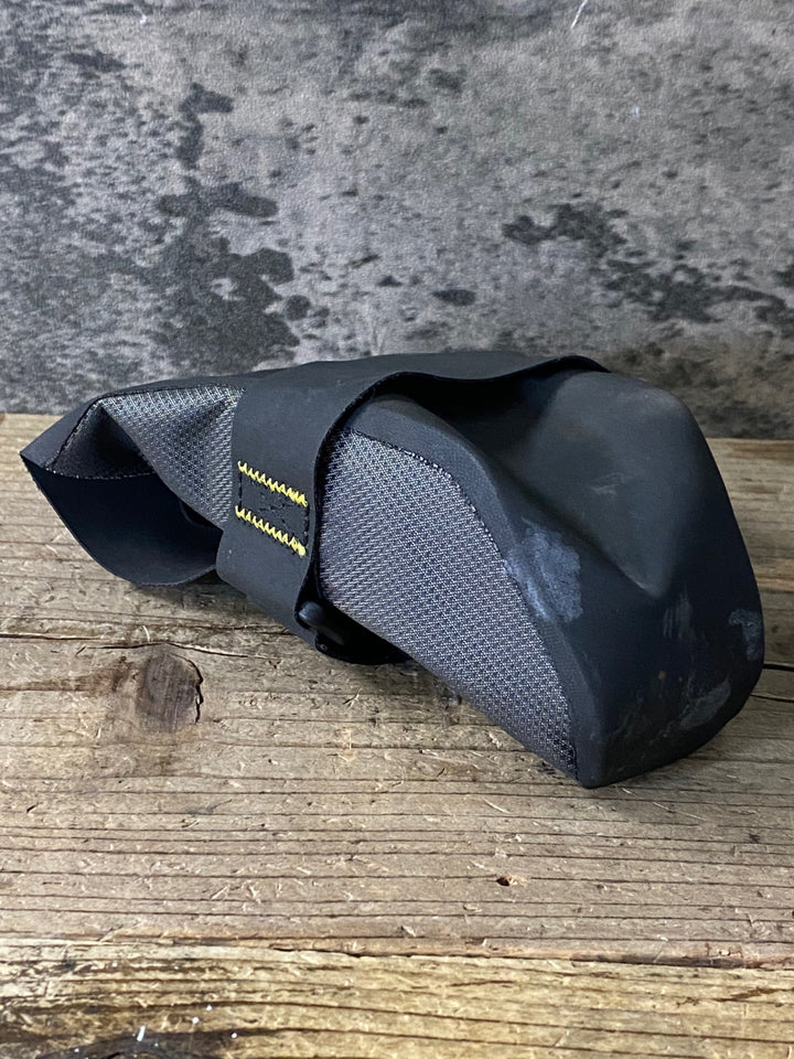 JV843 アピデュラ APIDURA サドルバッグ 黒 グレー