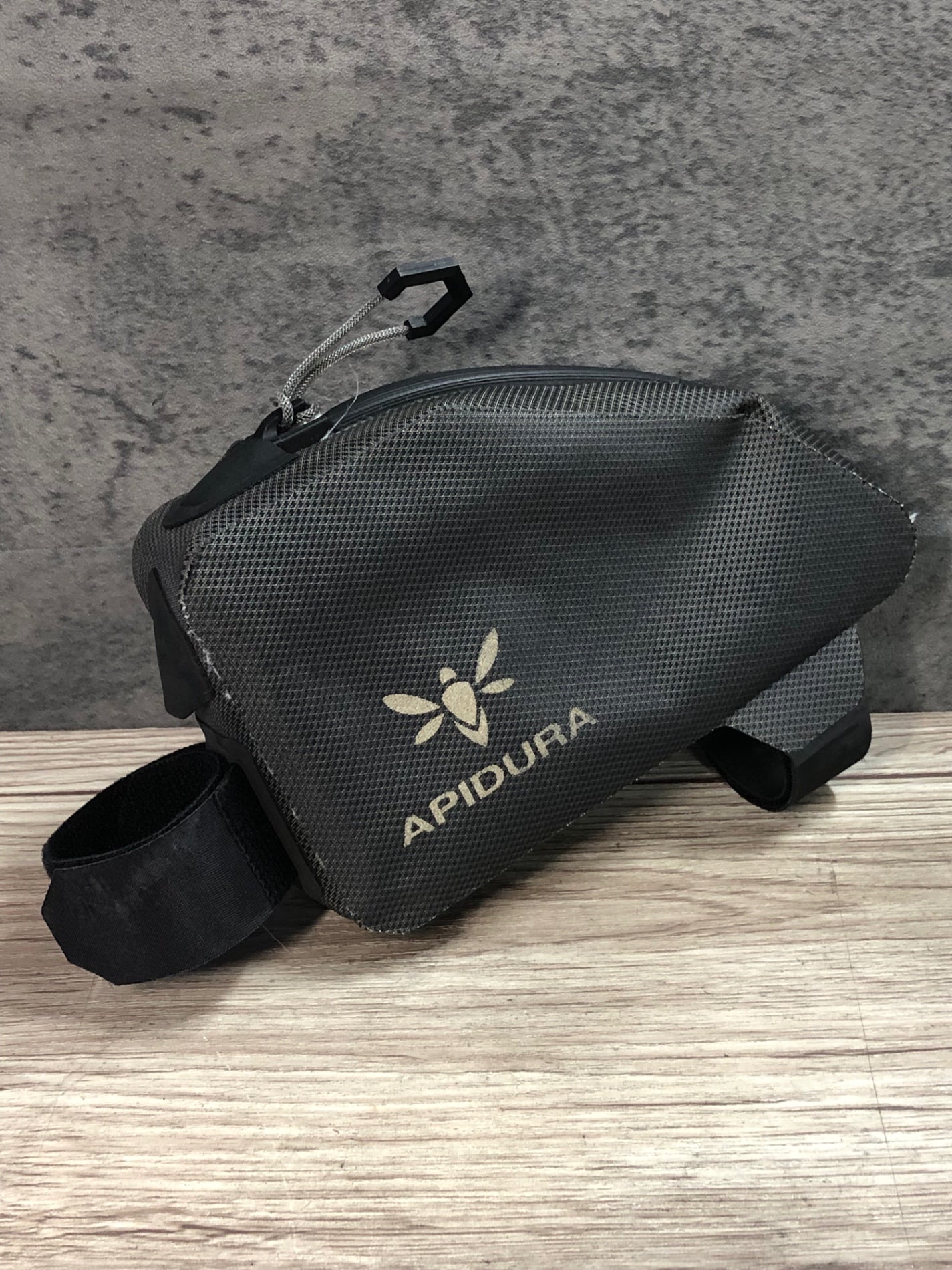 JS007 アピデュラ APIDURA トップチューブバッグ 0.5L グレー – BICI