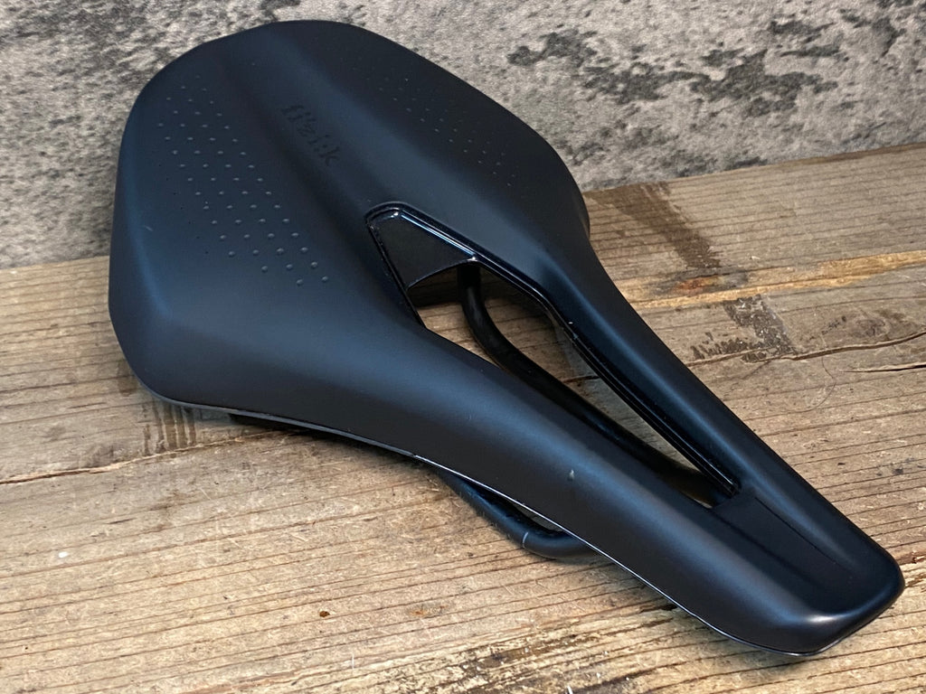 JG383 フィジーク fizik TEMPO ARGO R5 サドル 黒 150mm – BICI AMORE