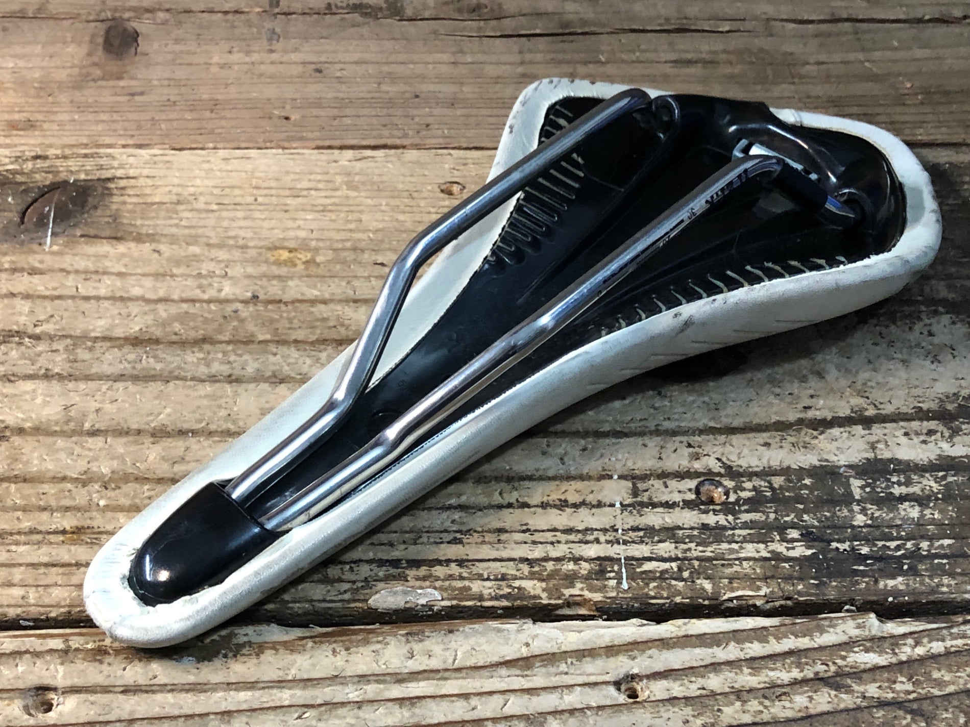 JS058 フィジーク fizik アリオネ ARIONE CX サドル 白 kiumレール