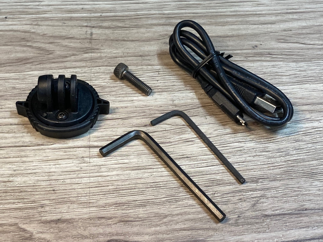 JH937 ガーミン GARMIN バリア Varia UT800 フロントライト マウント付属 点灯、接続確認済み