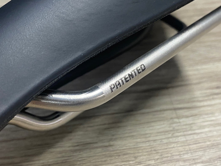 KE951 SELLE SMP HYBRID サドル 黒 aisi 304 tubeレール