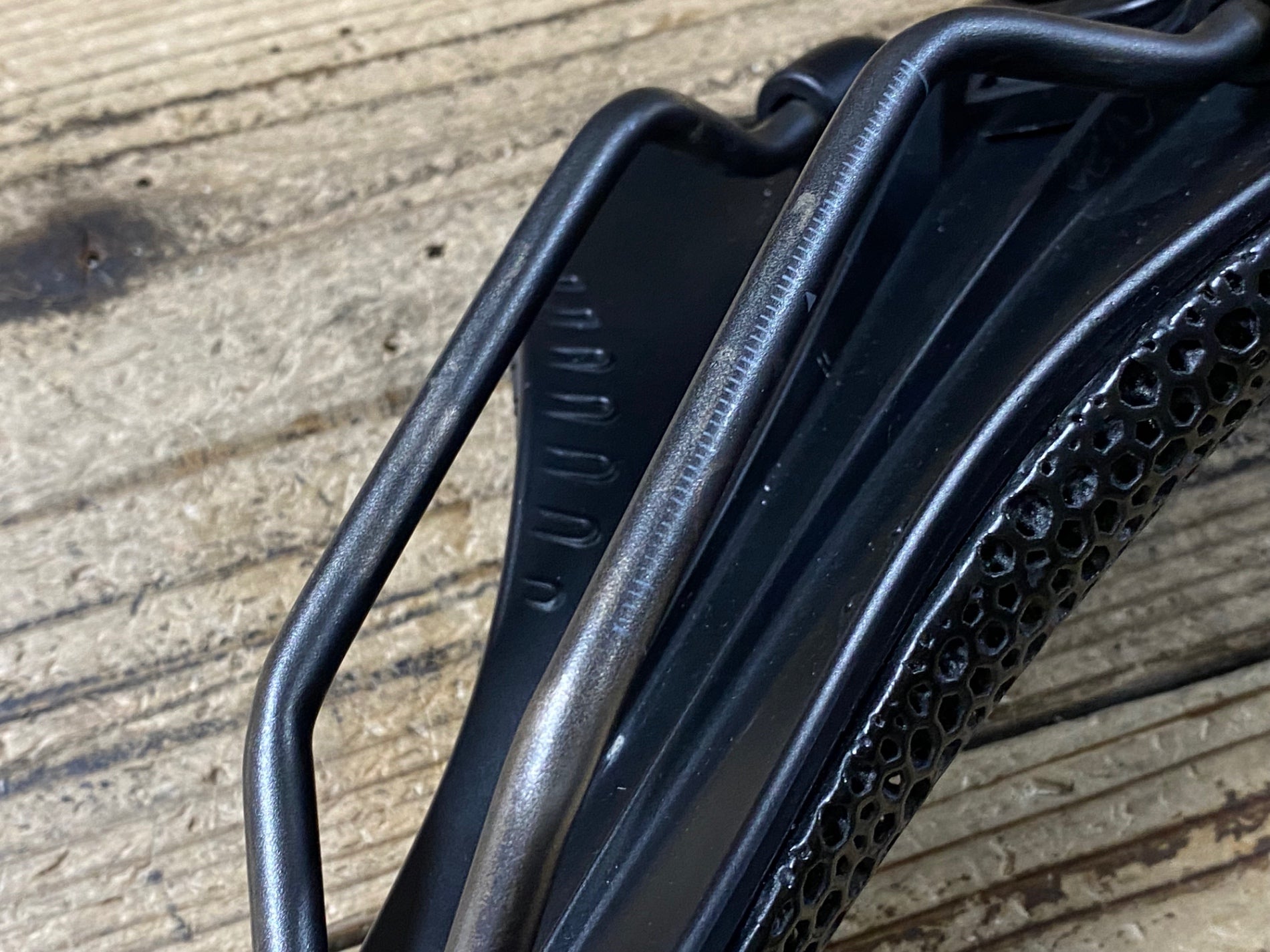 KA576 フィジーク fizik ANTARES VERSUS EVO R3 ADAPTIVE サドル kium