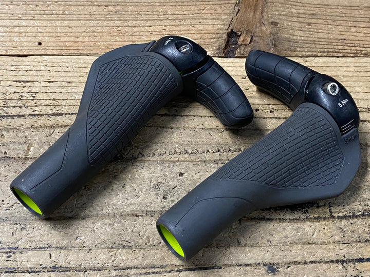 KQ593 エルゴン ERGON GS2 グリップ セット 黒
