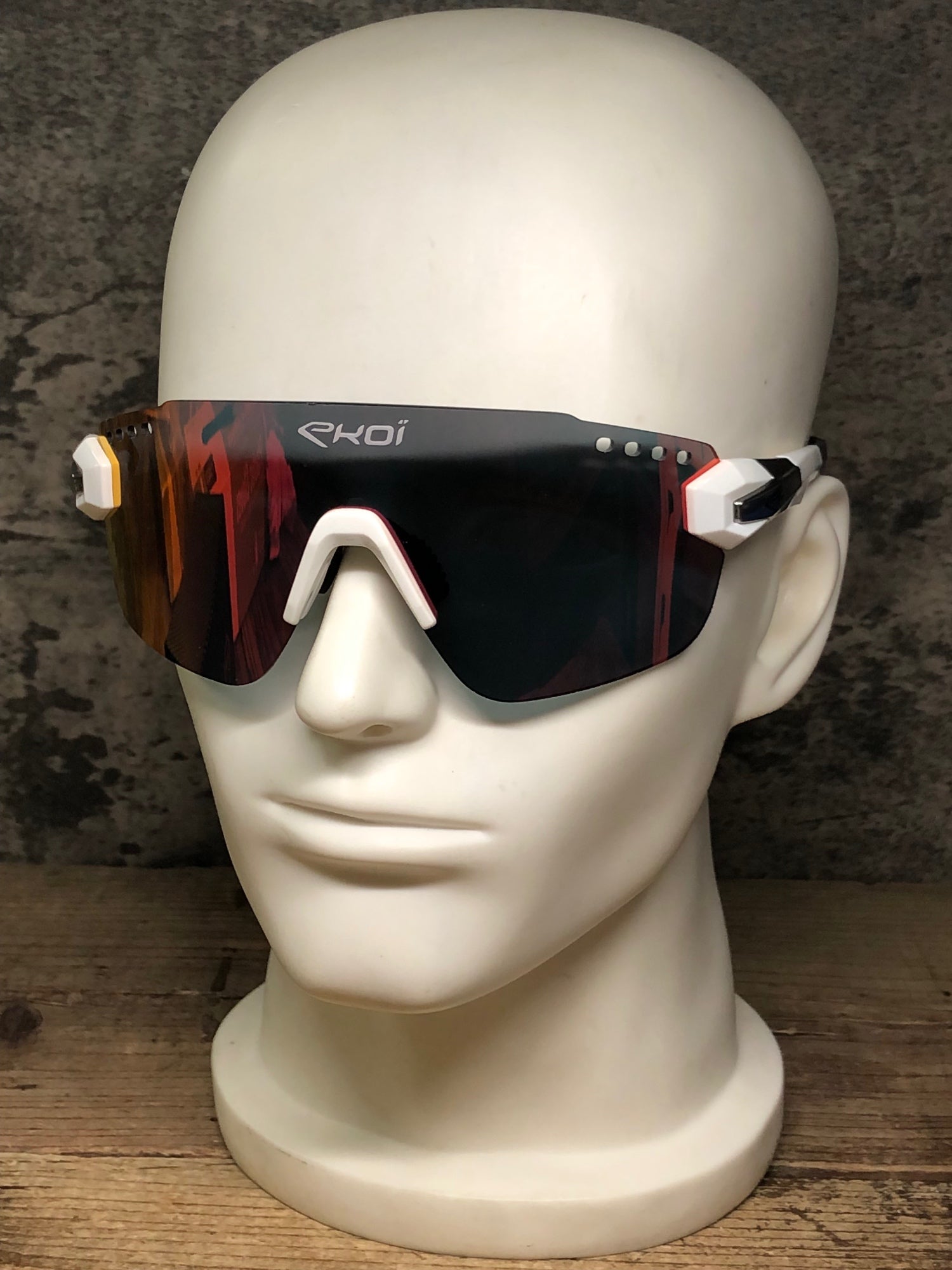 エコイ トップ選手が着用するフラッグシップアイウェア