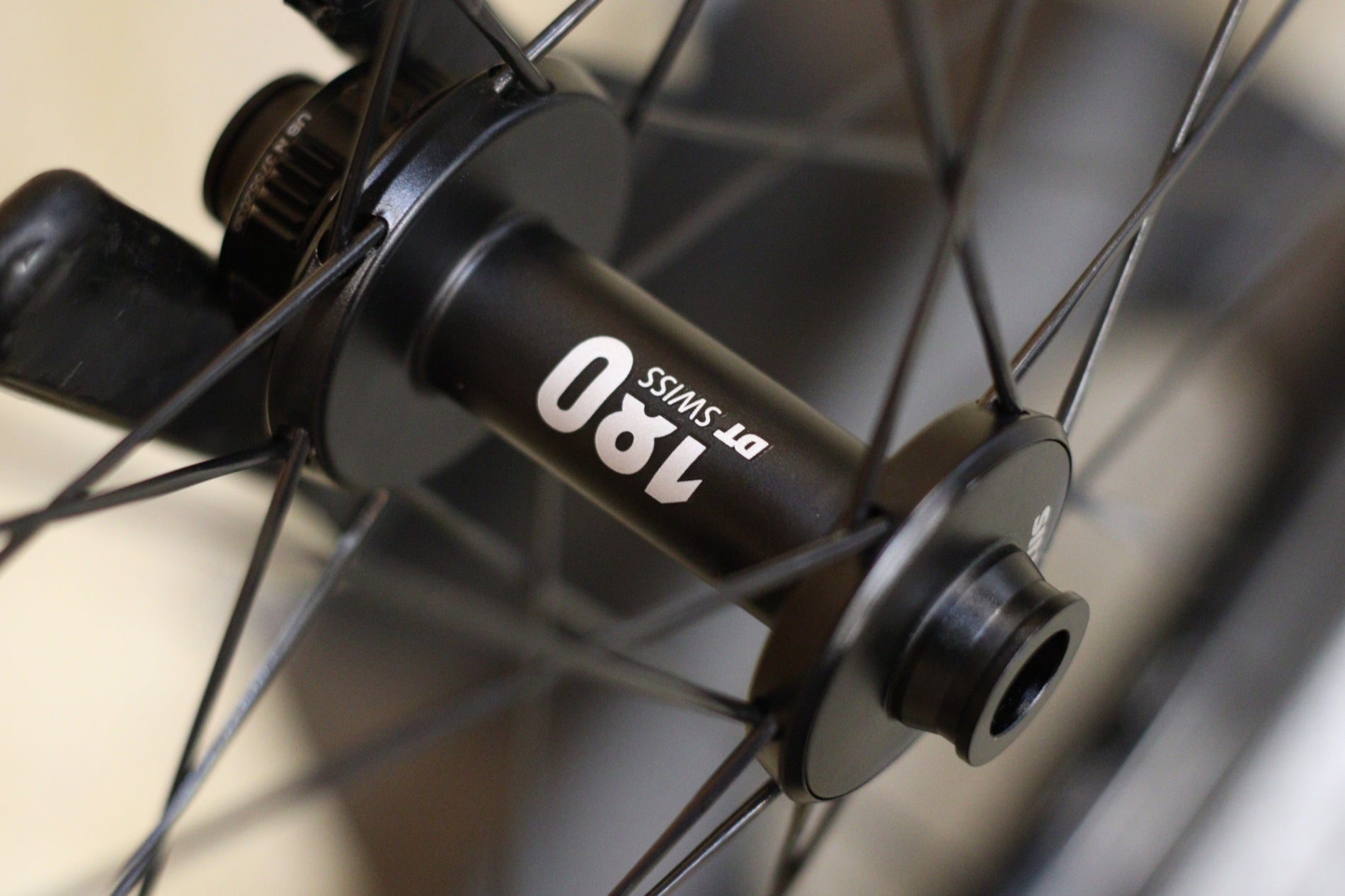 DT SWISS GRC1100 DICUT DB 42 カーボン チューブレスレディ ホイール