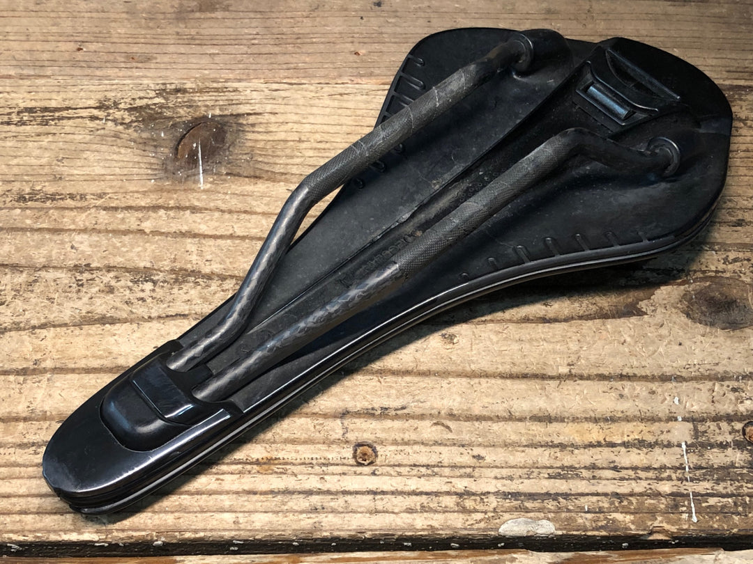 JN282 フィジーク fizik アリオネ ARIONE R1 VERSUS EVO CARBON サドル カーボンレール 130mm ※先端部剥がれのためジャンク
