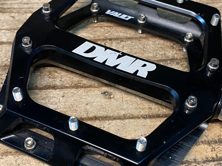 JJ158 DMR VAULT フラットペダル 黒