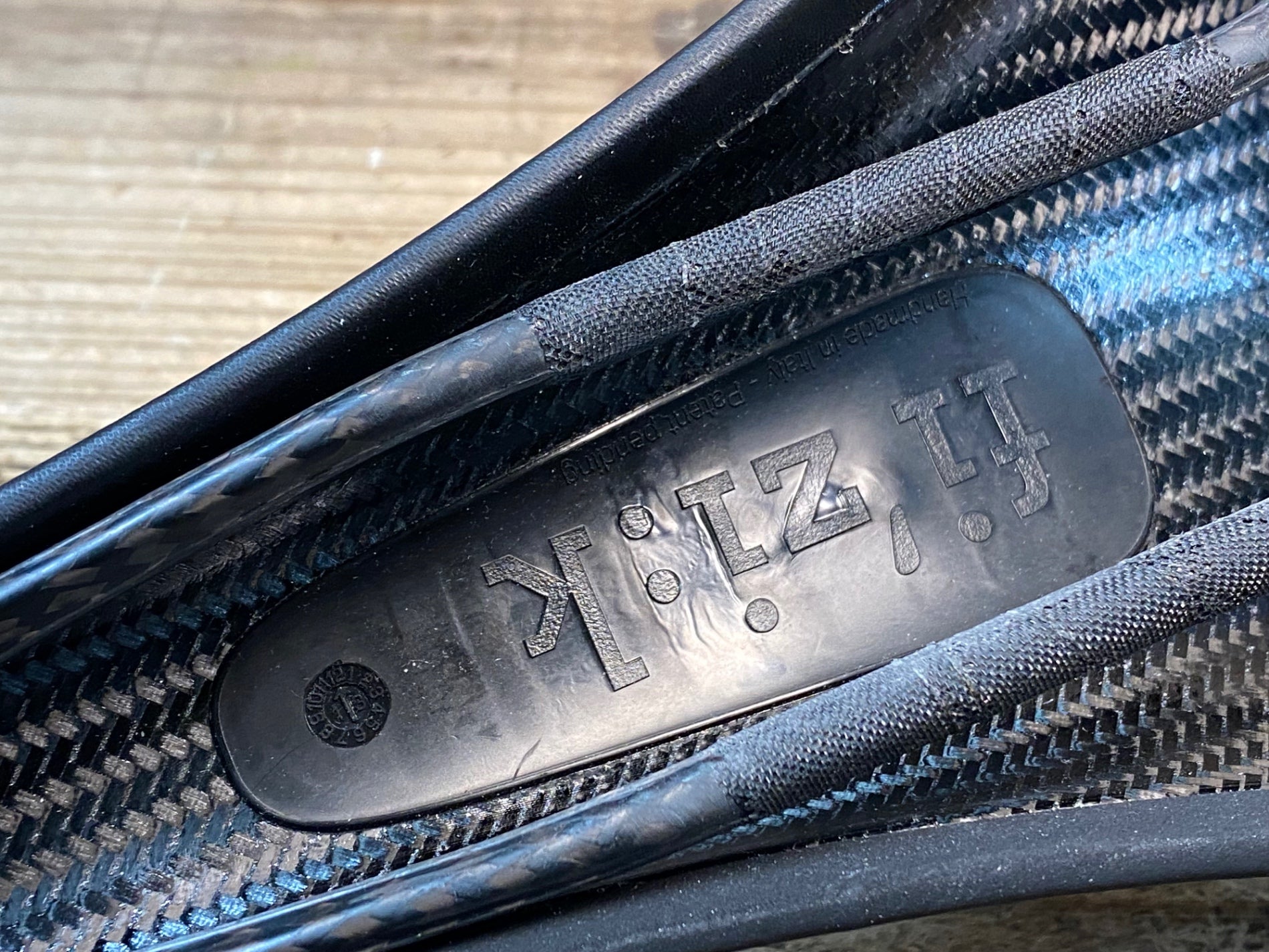 JP302 フィジーク fizik VOLTA R1 サドル 黒 CARBON BRAIDEDレール