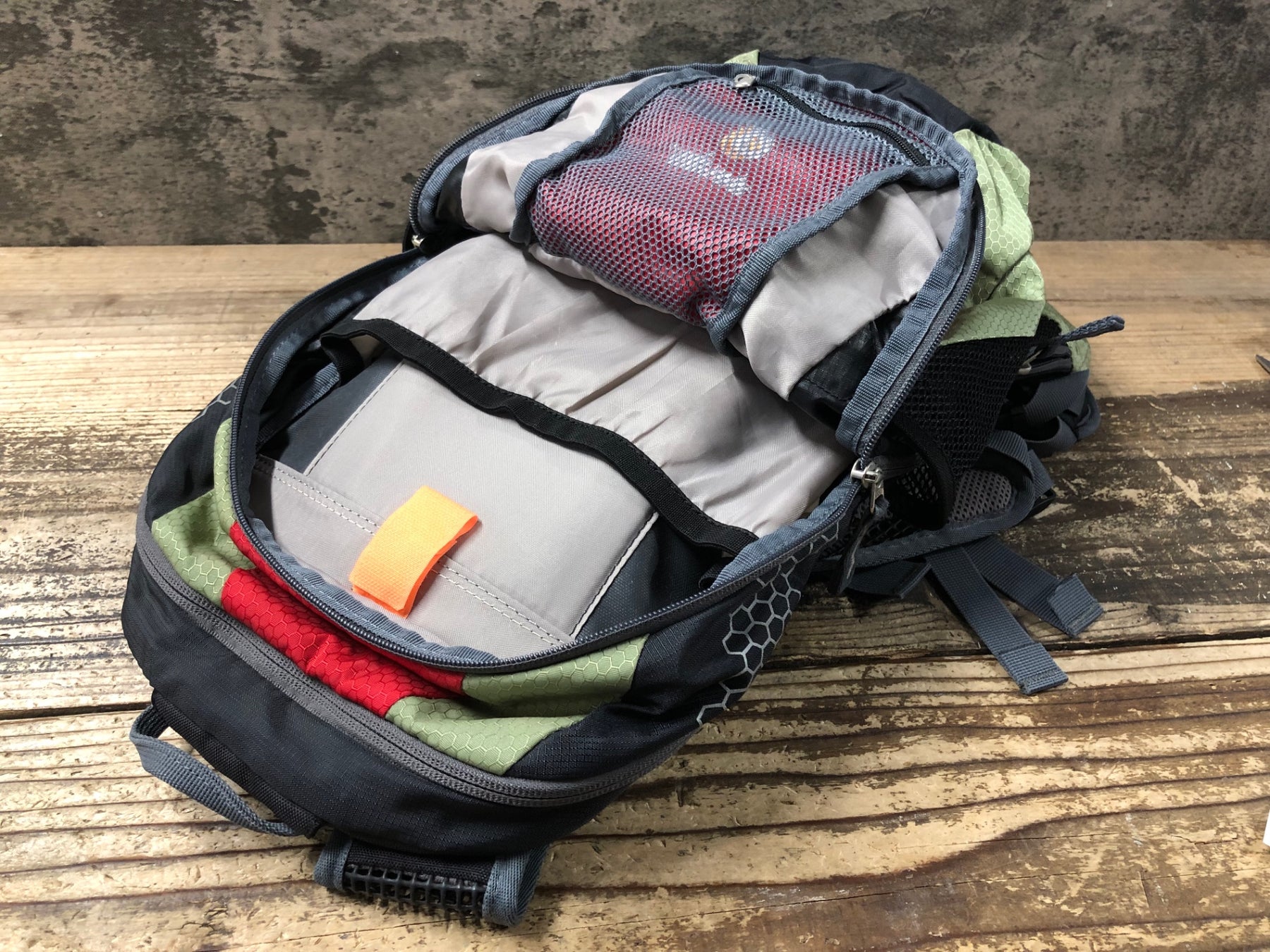 JS644 ドイター deuter レース Race EXP AIR リュック バックパック 赤