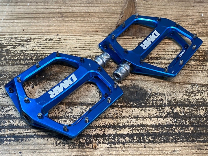 JJ105 DMR VAULT フラットペダル 青