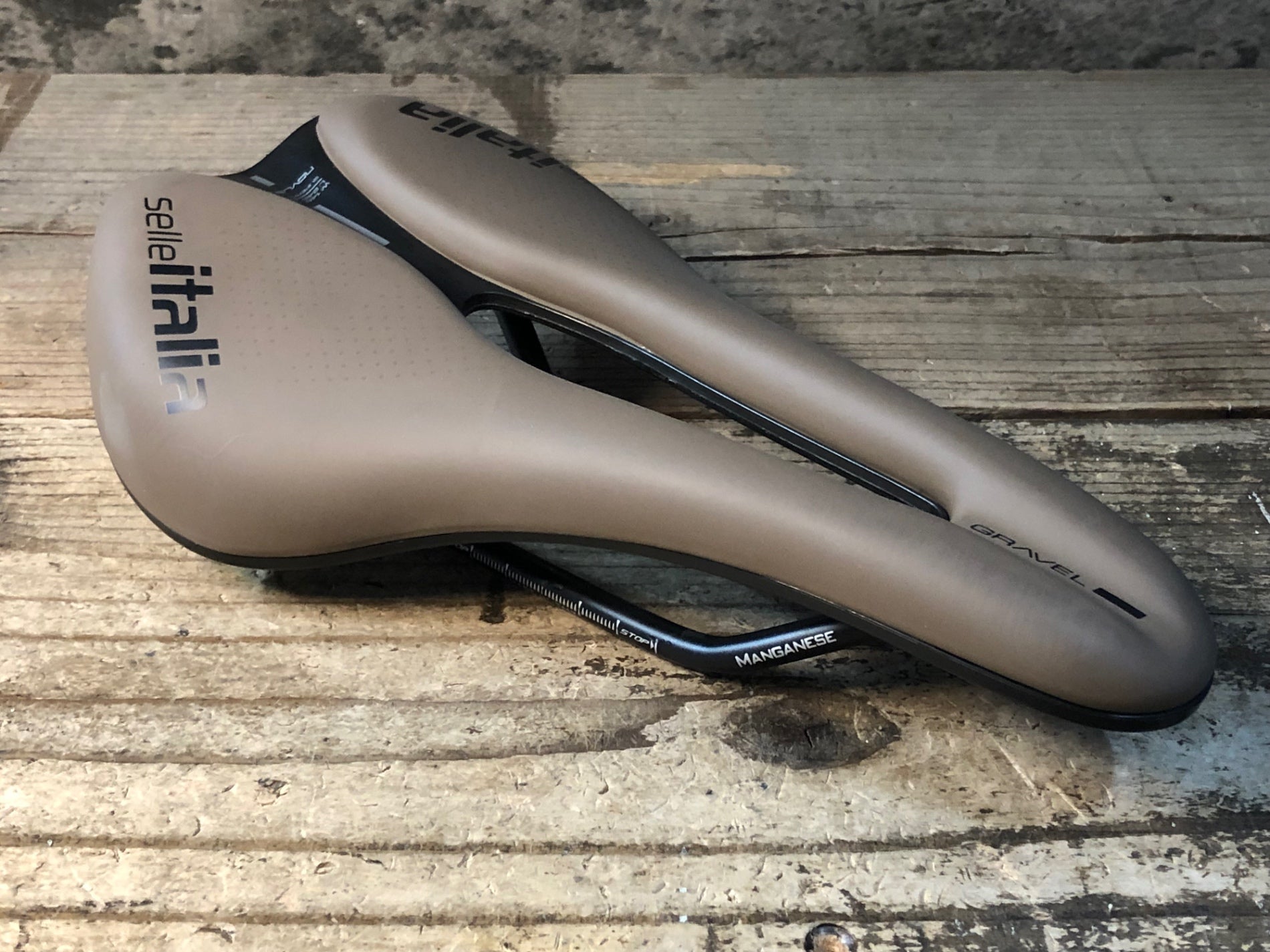 JV308 セライタリア selle italia NOVUS EVO BOOST GRAVEL サドル 茶