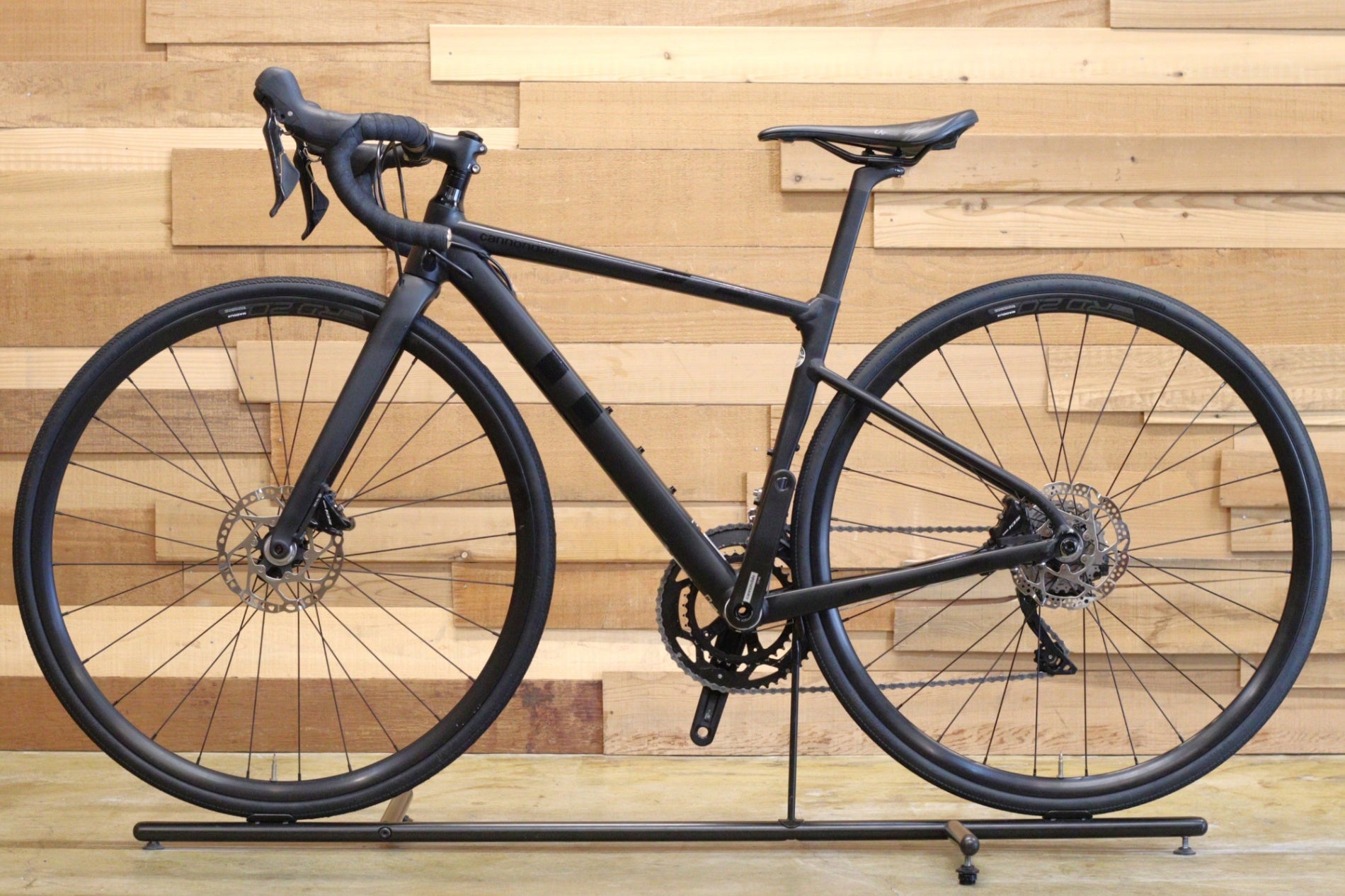 【板橋区引取】キャノンデール CAAD13 2020年モデル アルミロードバイク キャノンデール CANNONDALE CAAD13 DISC 2022 44サイズ シマノ 105