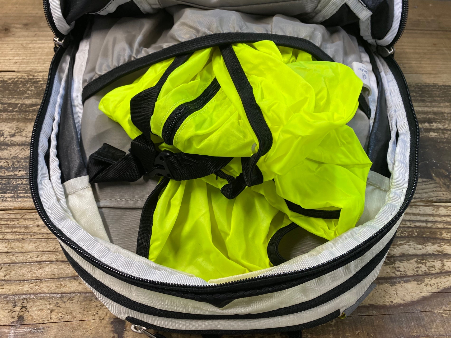 JT518 ドイター deuter superbike 18 EXP リュック バックパック 黒