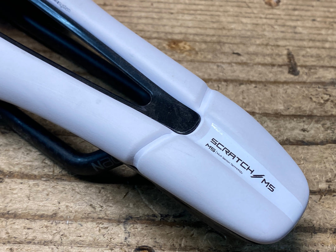 JN657 プロロゴ prologo SCRATCH M5 PAS NACK サドル 白 Nackレール ※固定傷大、凹みのためジャンク