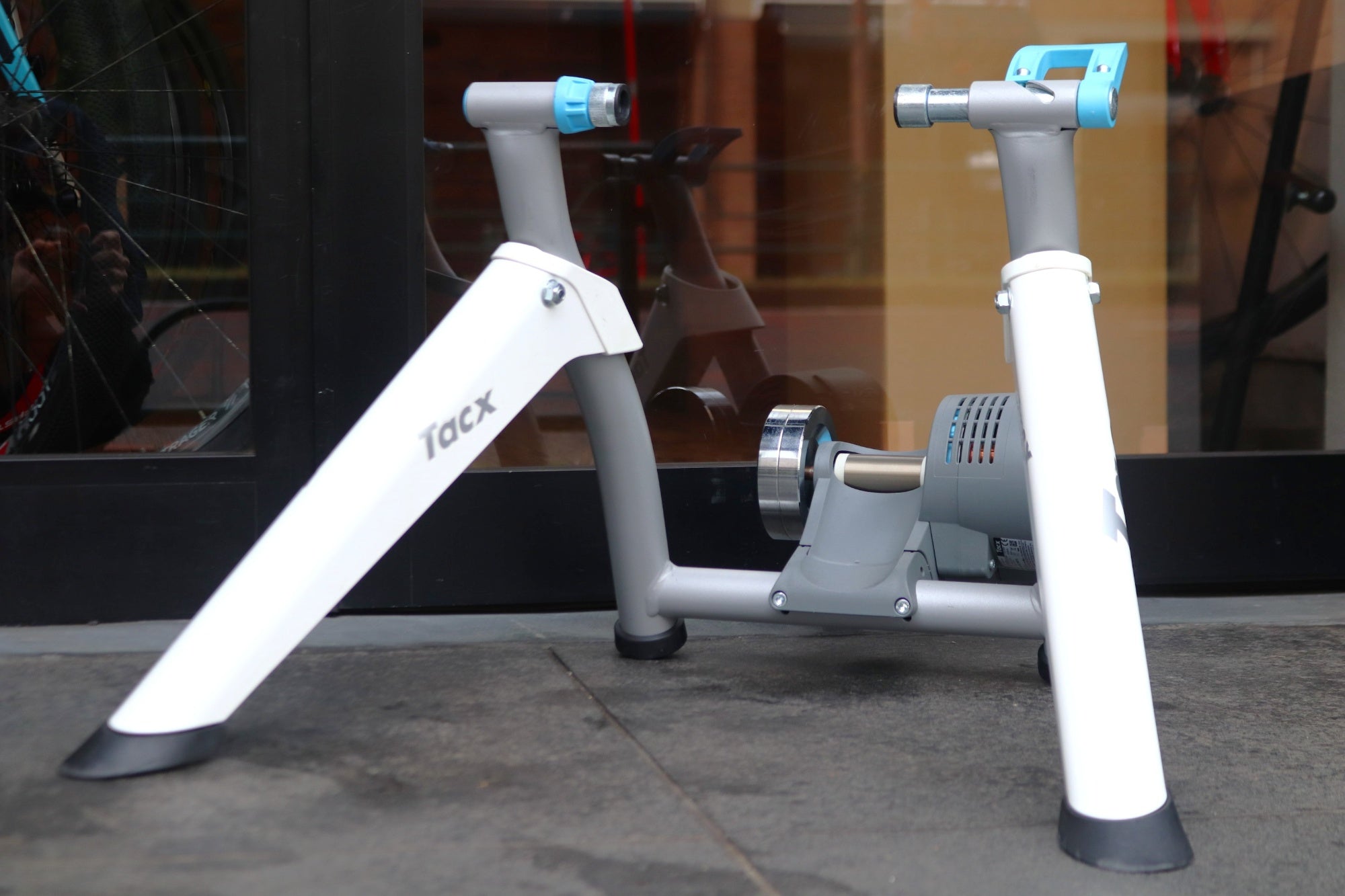 【送料無料】Tacx Flow Smart トレーナー Tacx Flow Smart トレーナー美品