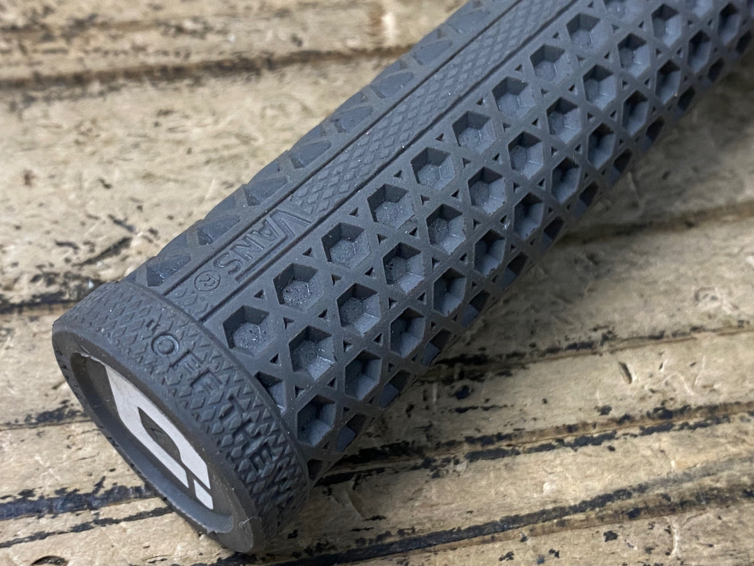 KP641 ODI VANS V2.1 LOCK ON GRIPS グリップ グレー 135mm