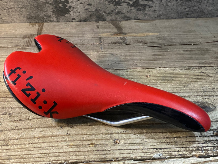 JT218 フィジーク FIZIK アリアンテ ALIANTE サドル 赤黒 kiumレール