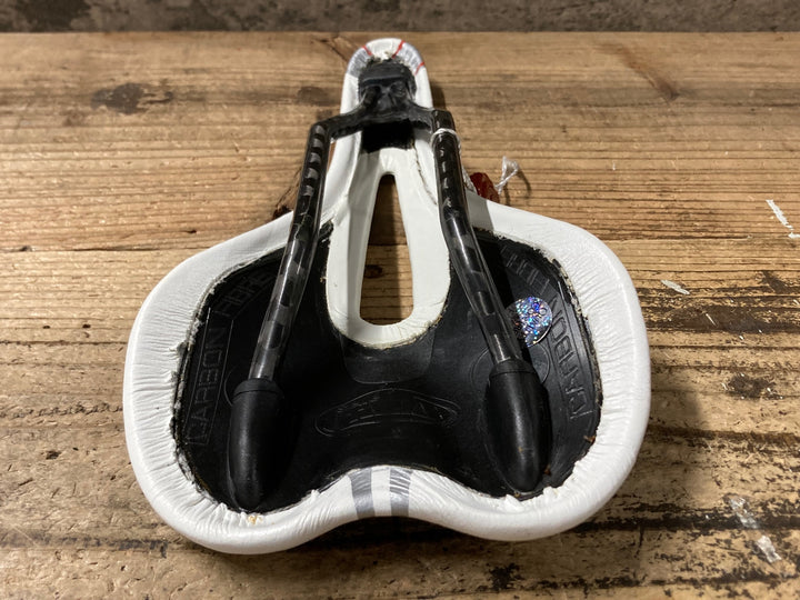KL647 セライタリア selle ITALIA SLR KIT CARBONIO FLOW サドル 白 カーボンレール