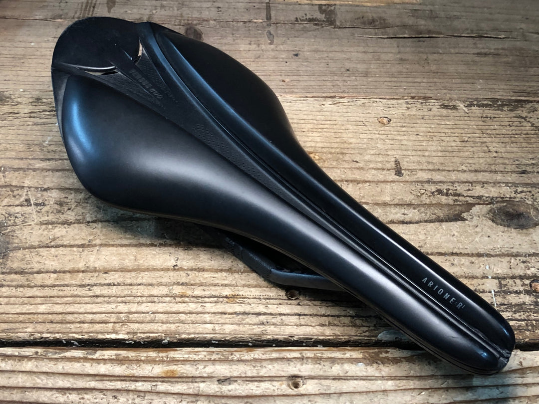 JN282 フィジーク fizik アリオネ ARIONE R1 VERSUS EVO CARBON サドル カーボンレール 130mm ※先端部剥がれのためジャンク
