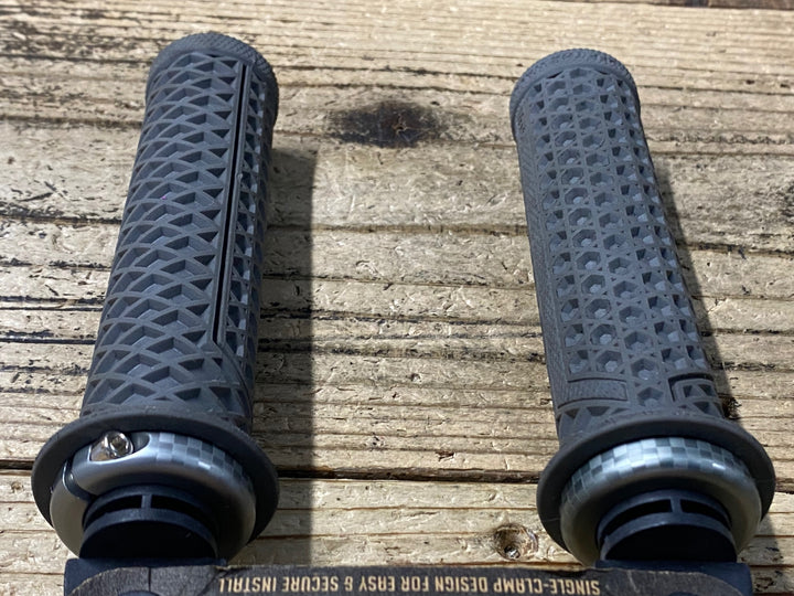 KP641 ODI VANS V2.1 LOCK ON GRIPS グリップ グレー 135mm
