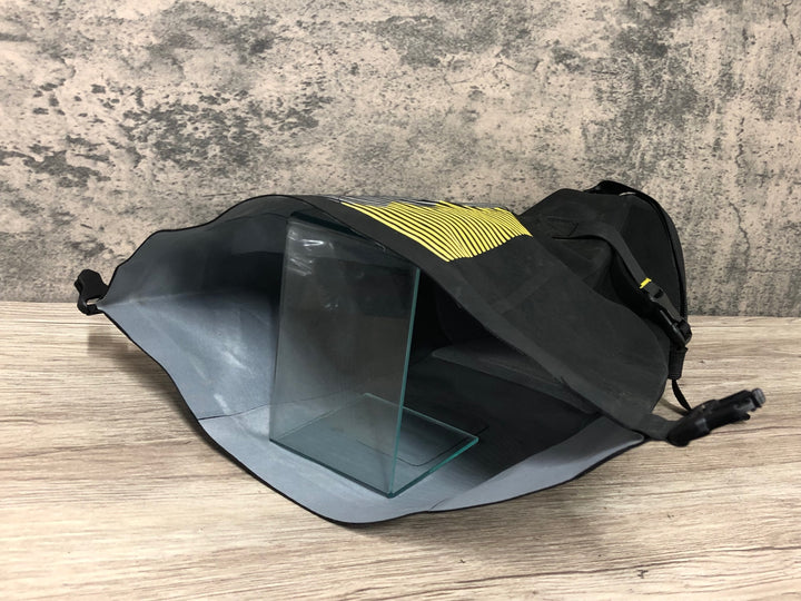 JY342 アピデュラ APIDURA サドルバッグ グレー