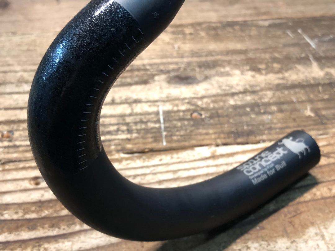 JA702 フィジーク FIZIK CYRANO 00 BULL カーボン ドロップハンドル Φ31.8mm ブラケットC-C 420mm ※クランプ部凹み強のためジャンク