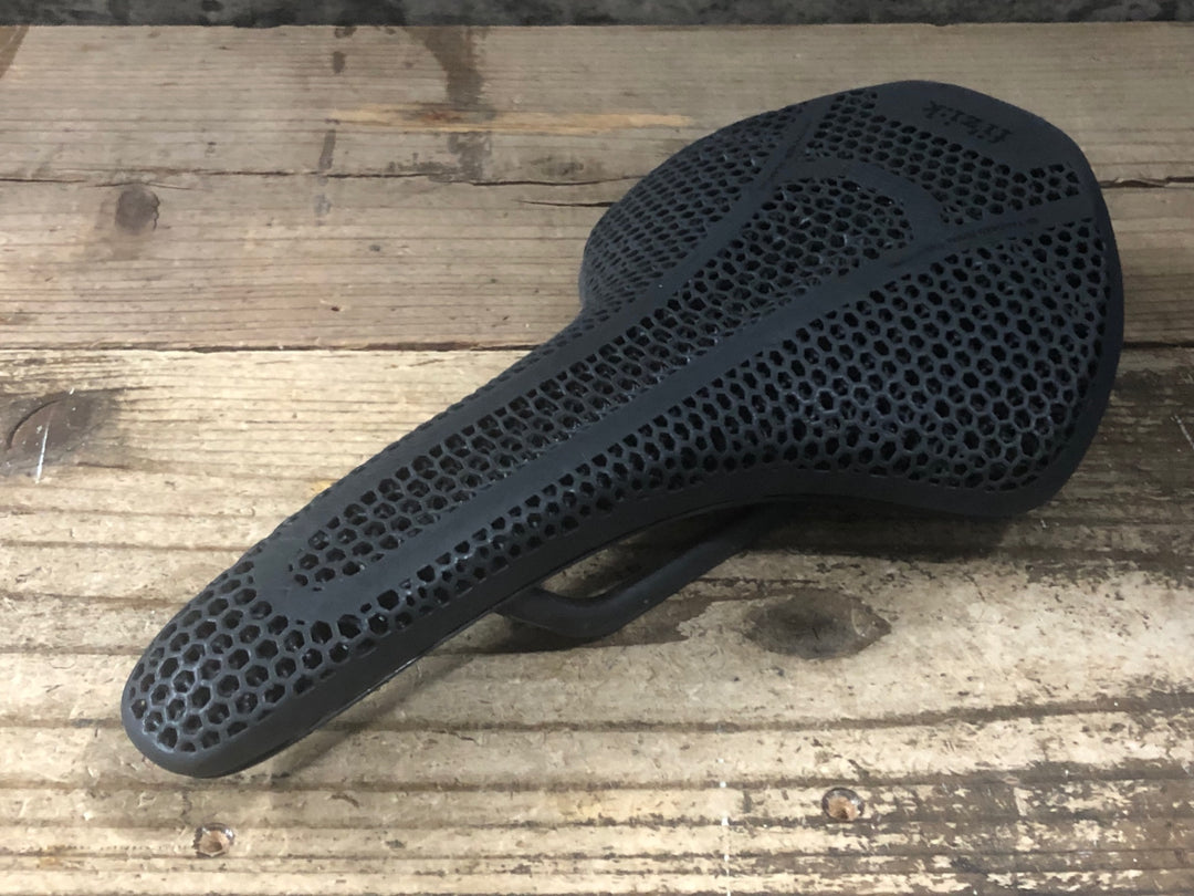 JP946 フィジーク fizik VENTO ANTARES R1 ADAPTIVE 150mm カーボンレール サドル ※レールにクラックの疑い
