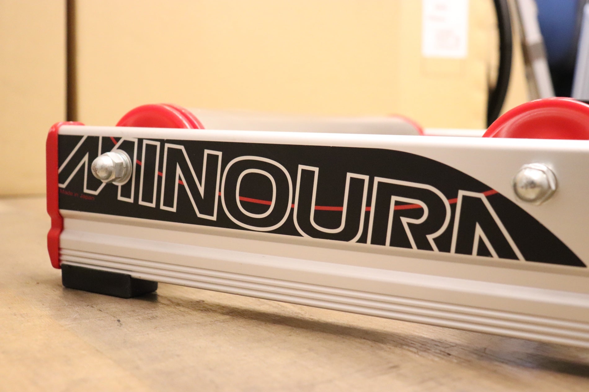 【美品】 ミノウラ LiveRoll R700 3本ローラー サイクルトレーナー Amazon | MINOURA(ミノウラ) R700 LiveRoll 3本ローラー チタンカラー