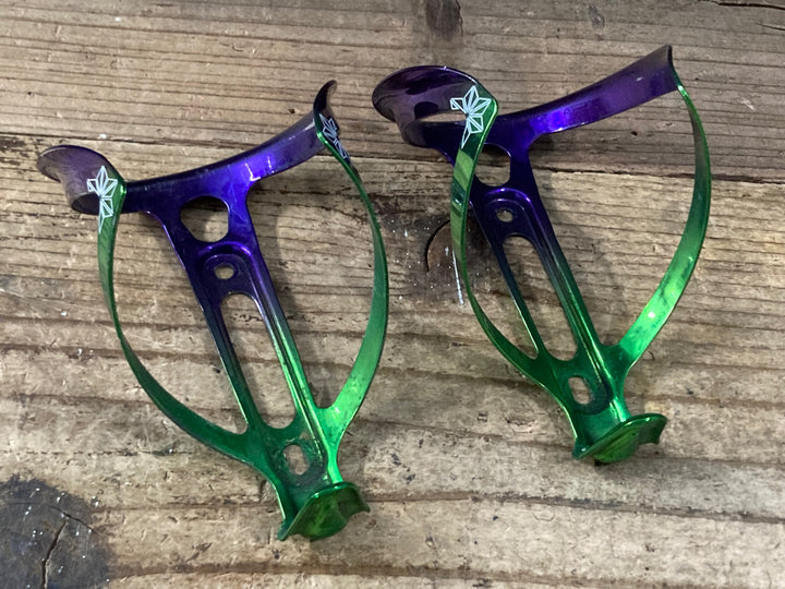 KP724 スパカズ SUPACAZ FLY CAGE ANO Limited アルミ ボトルケージ 緑 紫 2個セット