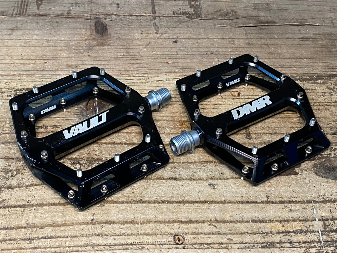 JJ158 DMR VAULT フラットペダル 黒