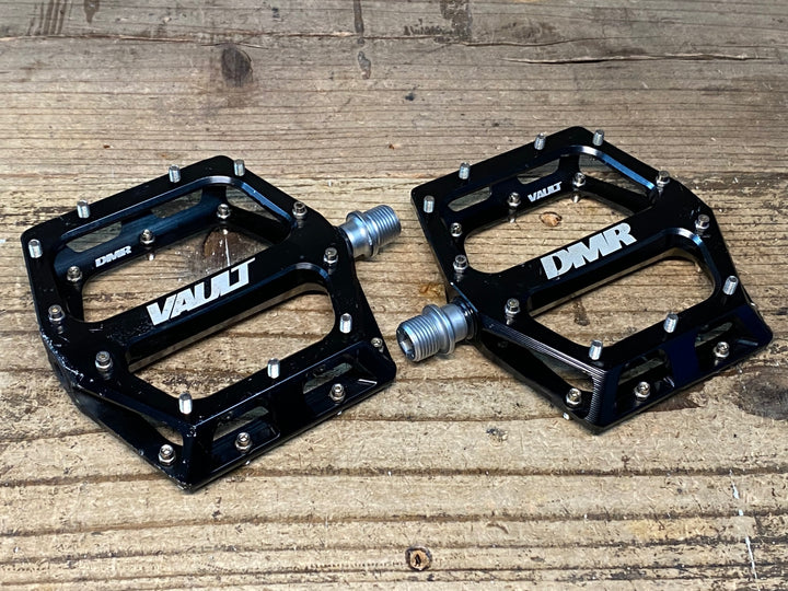 JJ158 DMR VAULT フラットペダル 黒