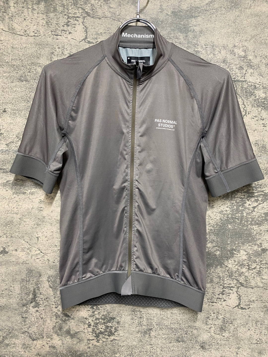 JC400 パスノーマルスタジオ Pas Normal Studios | Men's Mechanism Jersey 半袖 サイクルジャージ ミディアムグレー M