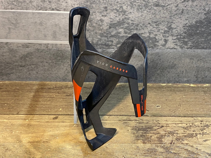 JI411 エリート ELITE VICO CARBON ボトルケージ 赤 黒