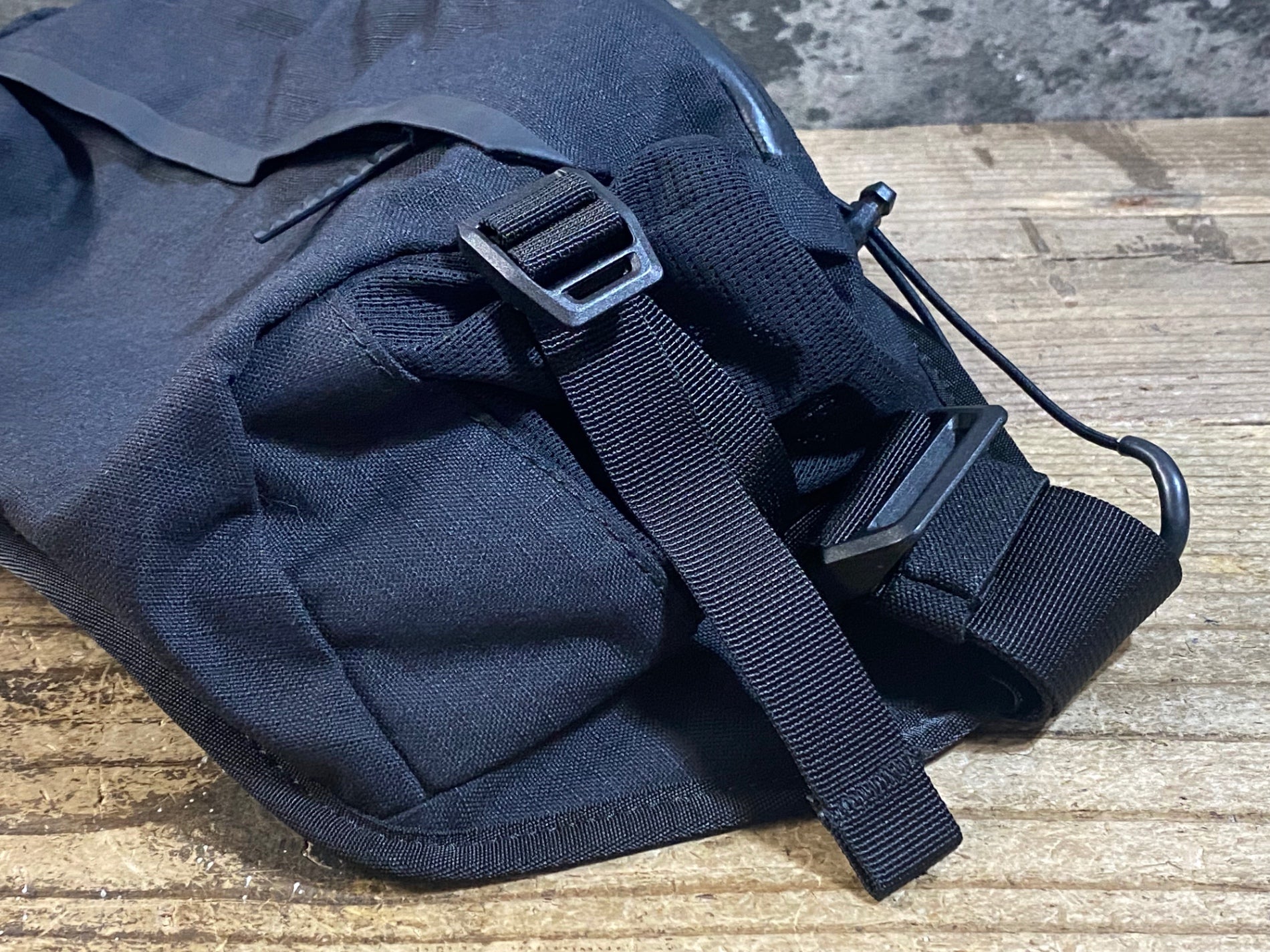 KC776 ラファ Rapha TRAIL HIP PACK ウエストポーチ 白 黒 – BICI