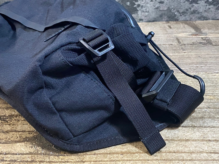 KC776 ラファ Rapha TRAIL HIP PACK ウエストポーチ 白 黒