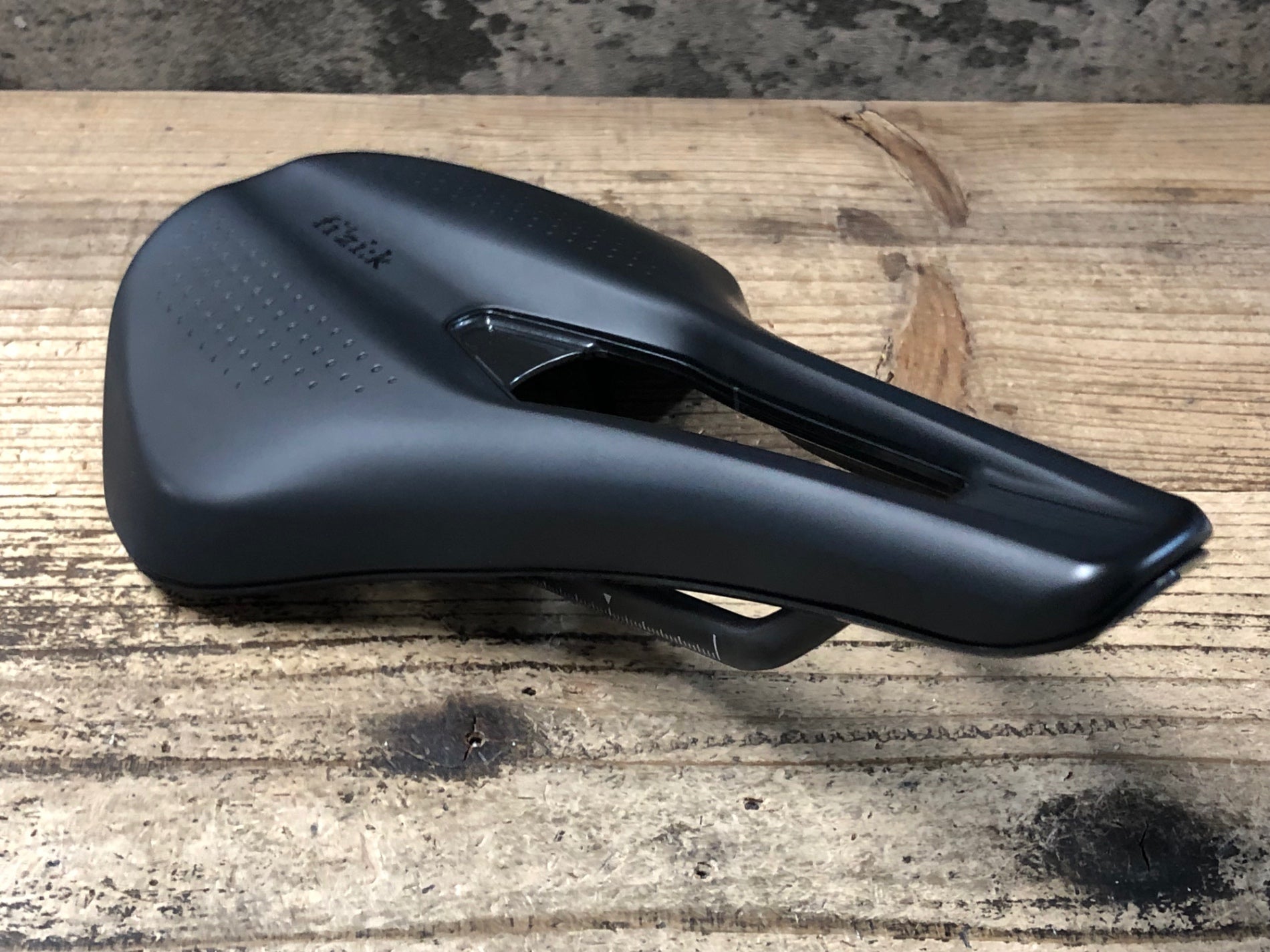 KB145 フィジーク fizik TEMPO ARGO R1 サドル 黒 カーボンレール KB145 フィジーク fizik TEMPO ARGO R1 サドル 黒 カーボンレール