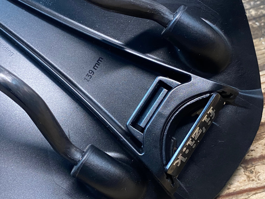 JG748 フィジーク fizik アンタレス ANTARES VERSUS EVO ADAPTIVE サドル 黒 カーボンレール 139mm