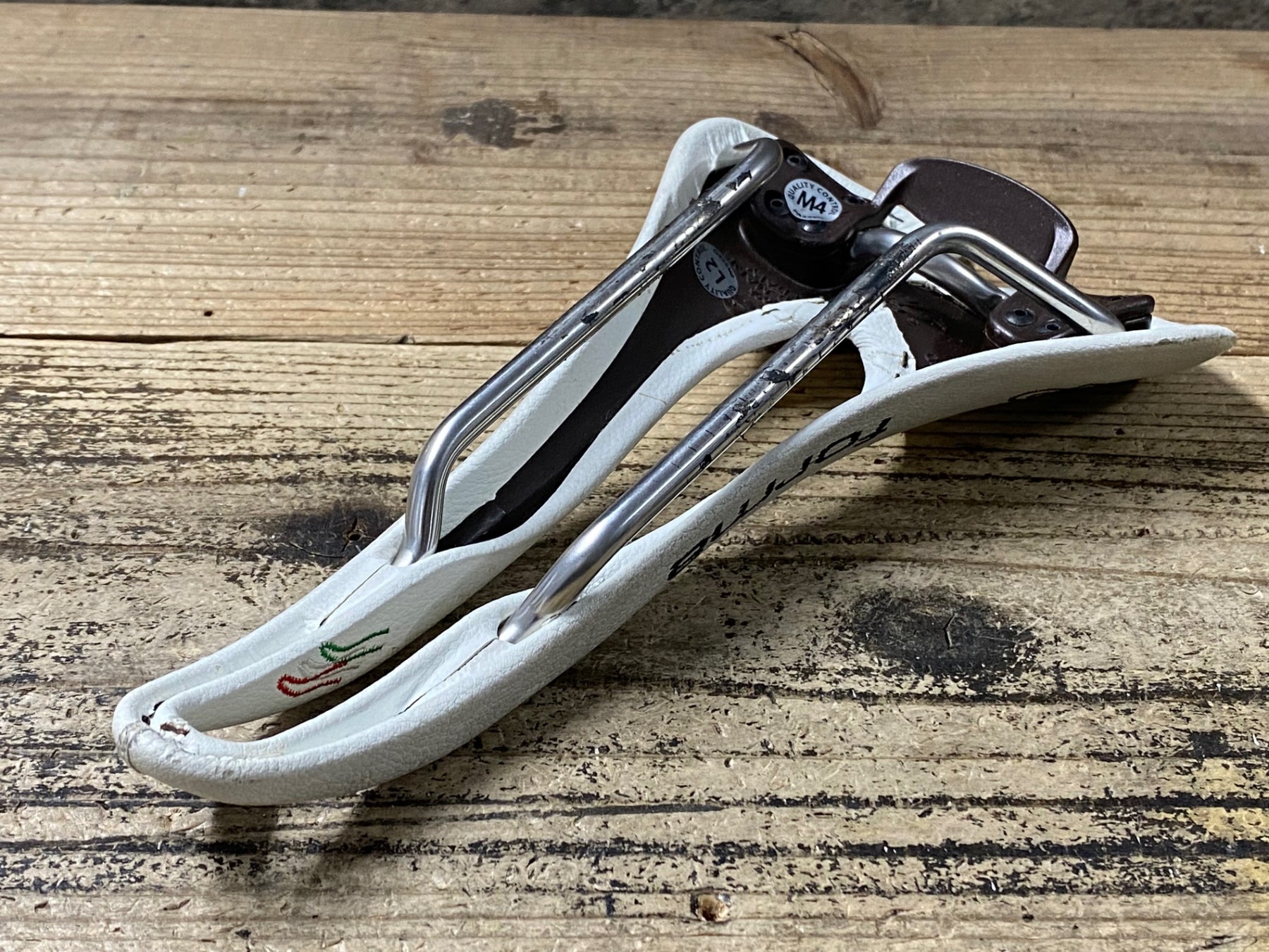 JU379 SELLE SMP FORMA サドル 白 inox tube スチールレール 137mm