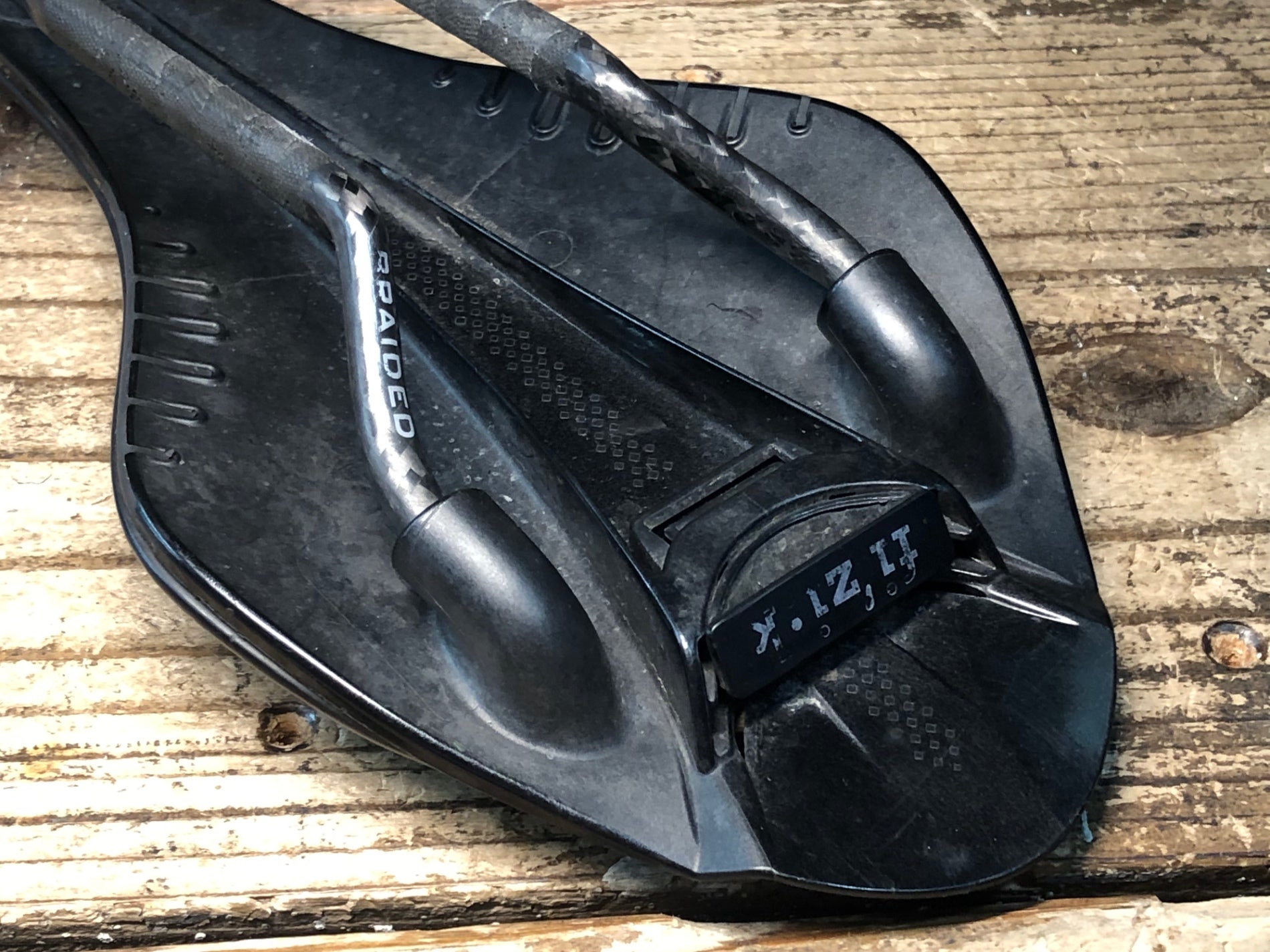 JN282 フィジーク fizik アリオネ ARIONE R1 VERSUS EVO CARBON