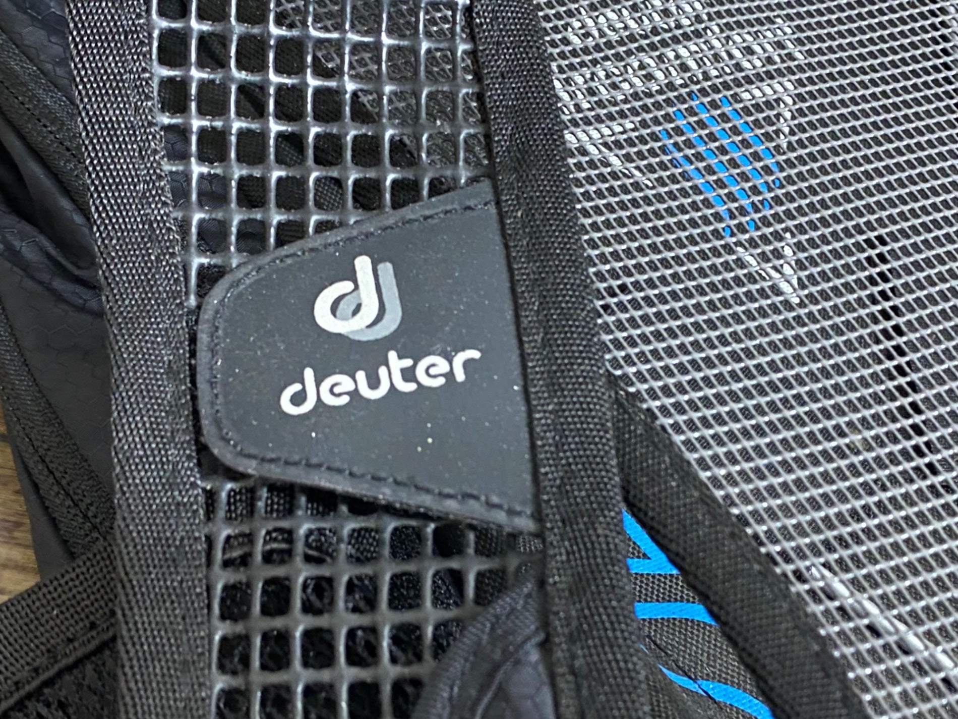 KB930 ドイター deuter race exp air バックパック 黒 ※たばこ臭あり