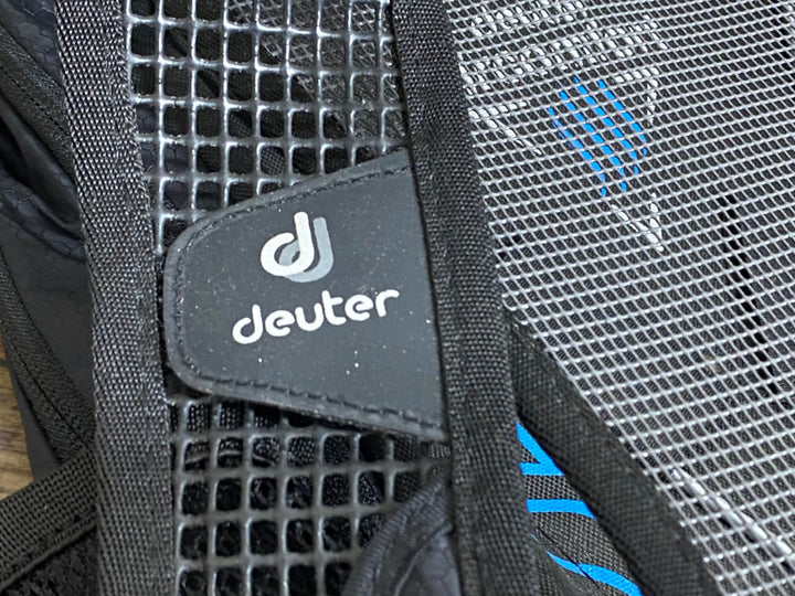 KB930 ドイター deuter race exp air バックパック 黒 ※たばこ臭あり