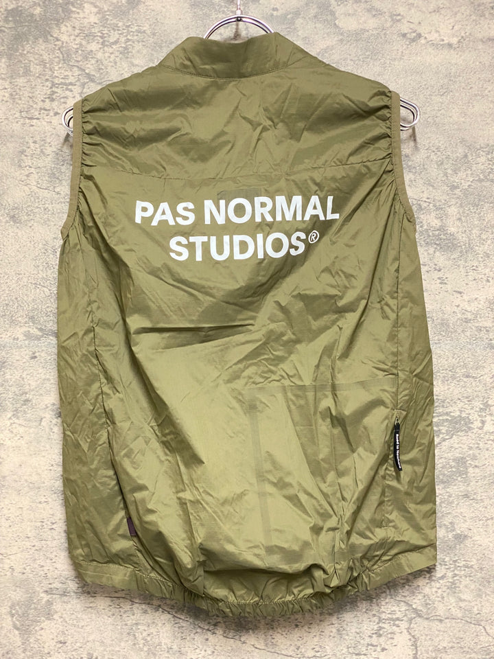 KM710 パスノーマルスタジオ PAS NORMAL STUDIOS ESSENTIAL INSULATED GILET サイクルベスト ジレ カーキ S