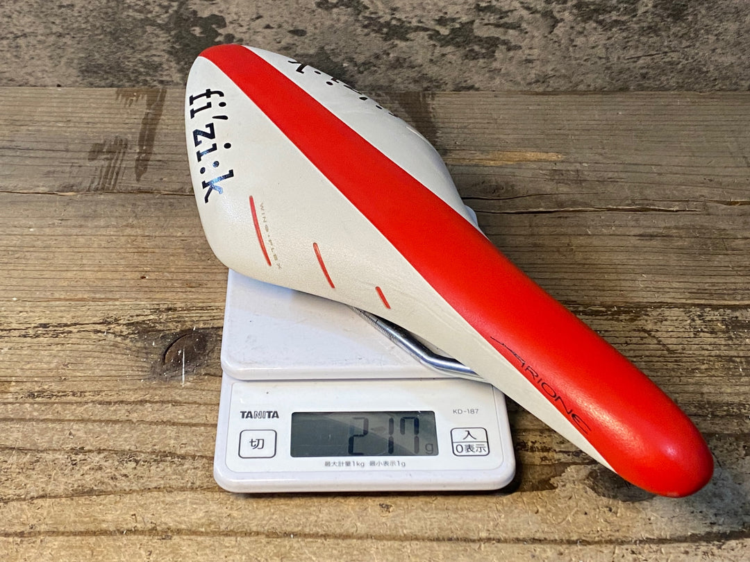 JQ288 フィジーク fizik アリオネ ARIONE WING FLEX サドル 白 赤 135mm kiumレール