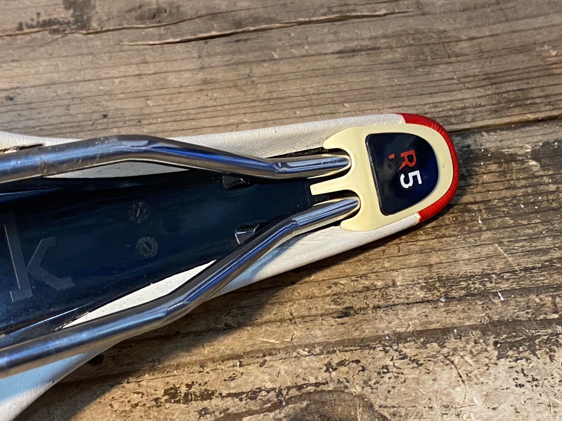 JQ288 フィジーク fizik アリオネ ARIONE WING FLEX サドル 白 赤