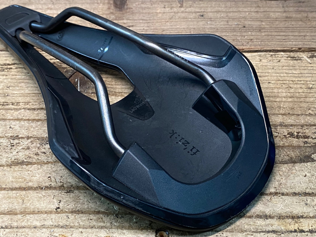 JQ050 フィジーク fizik VENTO ARGO R3 kium サドル 黒 140mm
